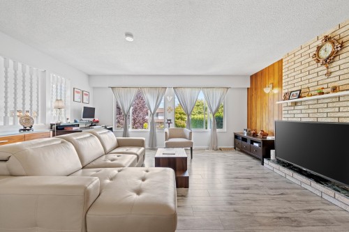 8640 Sierpina Drive, Richmond, BC - Indoor Photo Showing Living Room