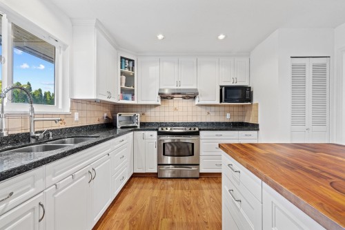 8640 Sierpina Drive, Richmond, BC - Indoor Photo Showing Kitchen With Double Sink