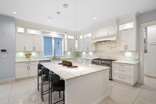 656 Blue Mountain Street, Coquitlam, BC - Indoor Photo Showing Kitchen With Upgraded Kitchen