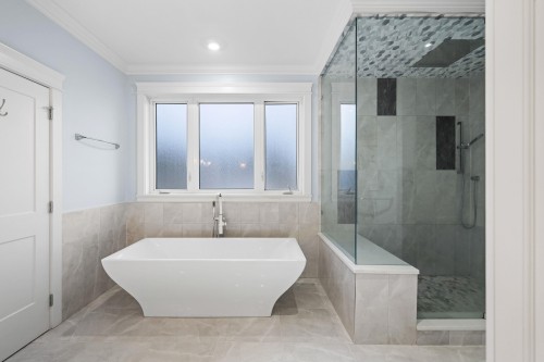 656 Blue Mountain Street, Coquitlam, BC - Indoor Photo Showing Bathroom