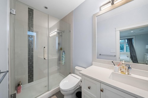 656 Blue Mountain Street, Coquitlam, BC - Indoor Photo Showing Bathroom