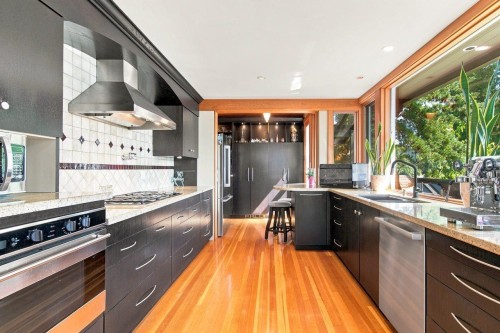 330 Sasamat Lane, North Vancouver, BC - Indoor Photo Showing Kitchen With Upgraded Kitchen
