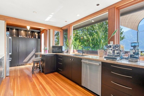 330 Sasamat Lane, North Vancouver, BC - Indoor Photo Showing Kitchen With Double Sink
