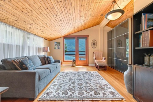 330 Sasamat Lane, North Vancouver, BC - Indoor Photo Showing Living Room