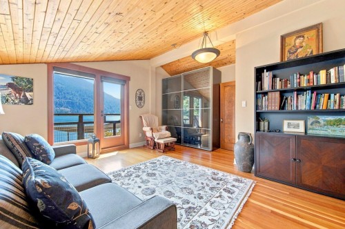 330 Sasamat Lane, North Vancouver, BC - Indoor Photo Showing Living Room