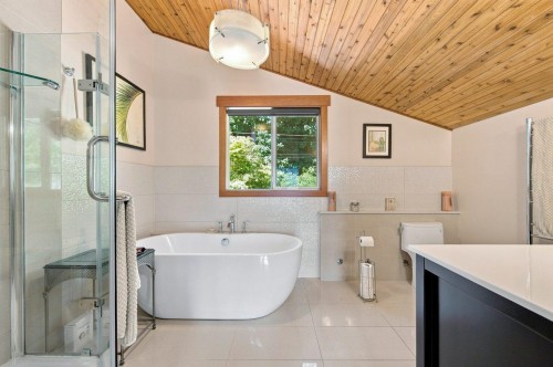 330 Sasamat Lane, North Vancouver, BC - Indoor Photo Showing Bathroom