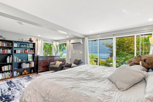 330 Sasamat Lane, North Vancouver, BC - Indoor Photo Showing Bedroom