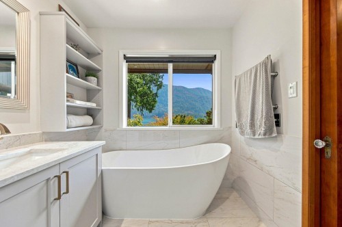 330 Sasamat Lane, North Vancouver, BC - Indoor Photo Showing Bathroom