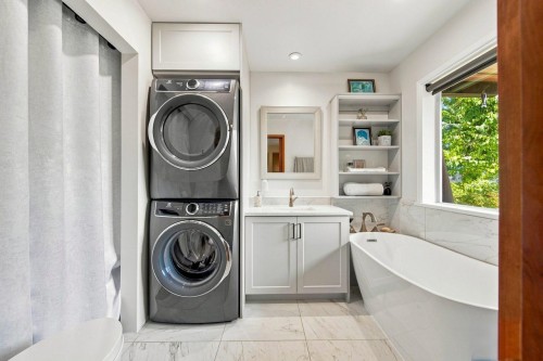 330 Sasamat Lane, North Vancouver, BC - Indoor Photo Showing Laundry Room