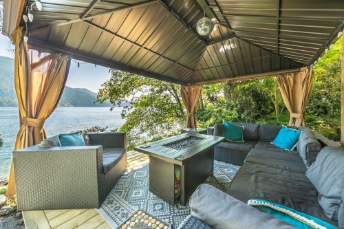 330 Sasamat Lane, North Vancouver, BC - Outdoor With Deck Patio Veranda With Exterior