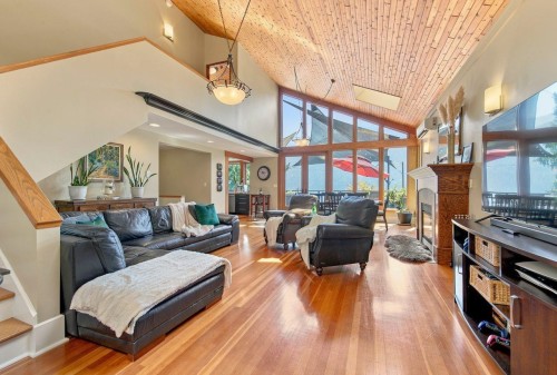 330 Sasamat Lane, North Vancouver, BC - Indoor Photo Showing Living Room
