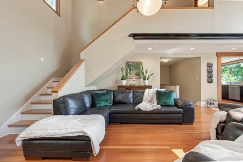 330 Sasamat Lane, North Vancouver, BC - Indoor Photo Showing Living Room