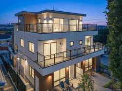 4-3800 Pender Street  Burnaby, BC V5C 2L5