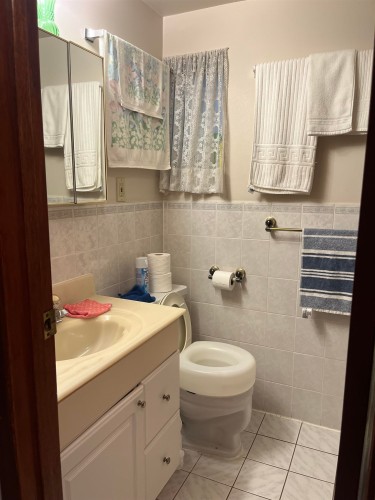 2665 Ward Street, Vancouver, BC - Indoor Photo Showing Bathroom