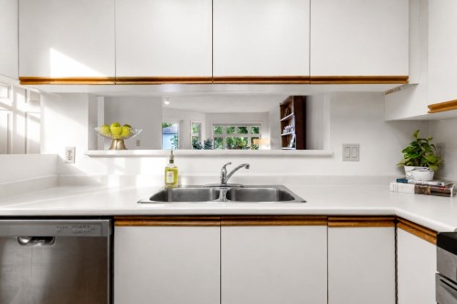 307-2800 Chesterfield Avenue, North Vancouver, BC - Indoor Photo Showing Kitchen With Double Sink