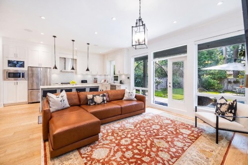 1585 Draycott Road, North Vancouver, BC - Indoor Photo Showing Living Room
