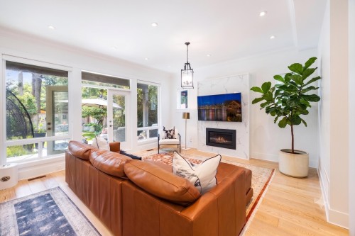 1585 Draycott Road, North Vancouver, BC - Indoor Photo Showing Living Room With Fireplace