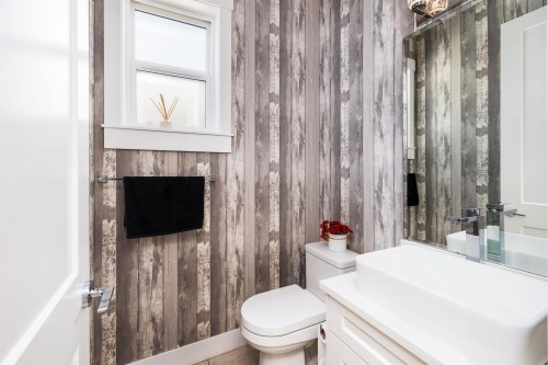 1585 Draycott Road, North Vancouver, BC - Indoor Photo Showing Bathroom