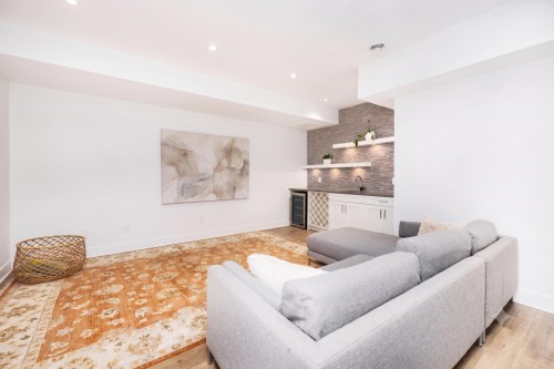 1585 Draycott Road, North Vancouver, BC - Indoor Photo Showing Living Room