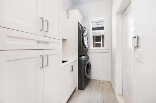 1585 Draycott Road, North Vancouver, BC - Indoor Photo Showing Laundry Room