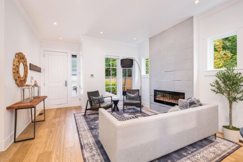 1585 Draycott Road, North Vancouver, BC - Indoor Photo Showing Living Room With Fireplace