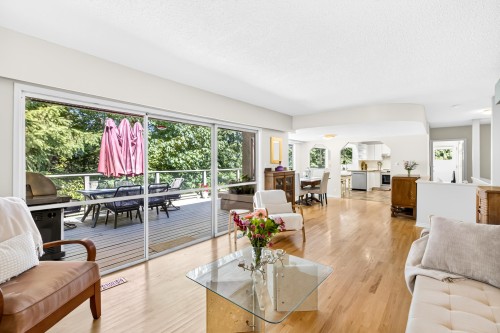 990 Jarvis Street, Coquitlam, BC - Indoor Photo Showing Living Room
