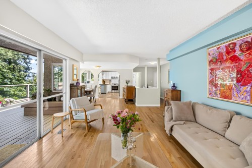 990 Jarvis Street, Coquitlam, BC - Indoor Photo Showing Living Room