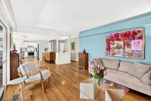 990 Jarvis Street, Coquitlam, BC - Indoor Photo Showing Living Room