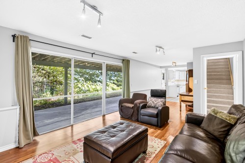 990 Jarvis Street, Coquitlam, BC - Indoor Photo Showing Living Room