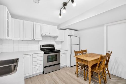 990 Jarvis Street, Coquitlam, BC - Indoor Photo Showing Kitchen With Double Sink