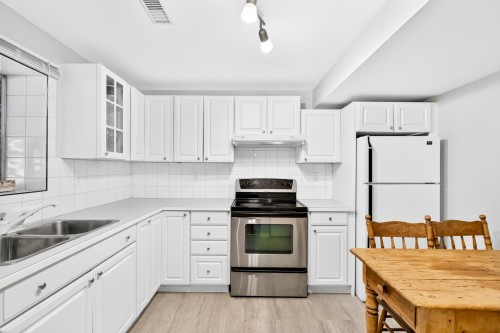 990 Jarvis Street, Coquitlam, BC - Indoor Photo Showing Kitchen With Double Sink