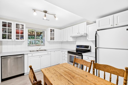 990 Jarvis Street, Coquitlam, BC - Indoor Photo Showing Kitchen With Double Sink