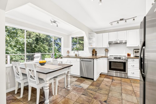 990 Jarvis Street, Coquitlam, BC - Indoor Photo Showing Kitchen