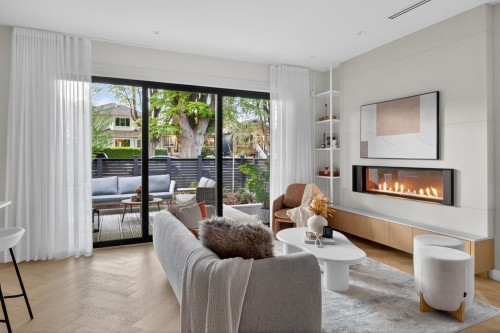 1-58 40Th Avenue E, Vancouver, BC - Indoor Photo Showing Living Room With Fireplace
