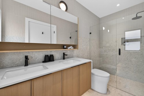 1-58 40Th Avenue E, Vancouver, BC - Indoor Photo Showing Bathroom