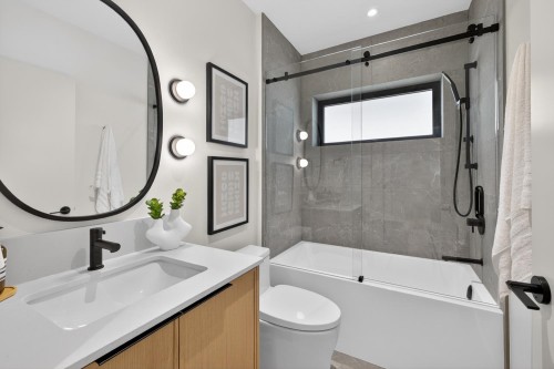 1-58 40Th Avenue E, Vancouver, BC - Indoor Photo Showing Bathroom