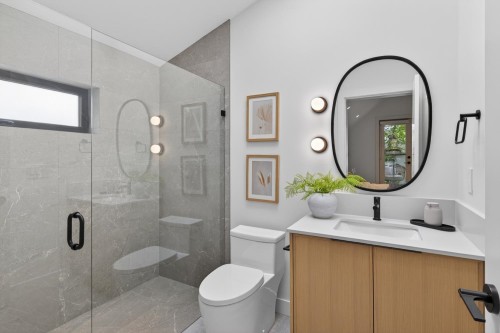 1-58 40Th Avenue E, Vancouver, BC - Indoor Photo Showing Bathroom