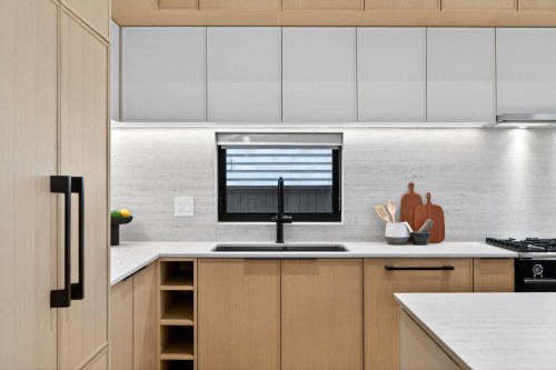 1-58 40Th Avenue E, Vancouver, BC - Indoor Photo Showing Kitchen