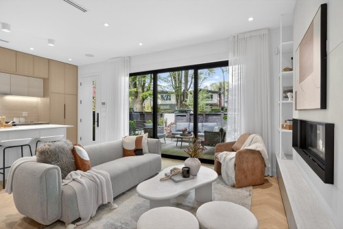 1-58 40Th Avenue E, Vancouver, BC - Indoor Photo Showing Living Room