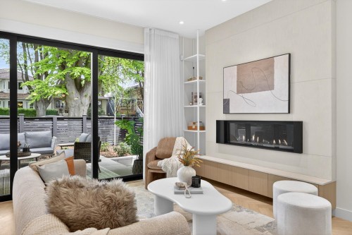 1-58 40Th Avenue E, Vancouver, BC - Indoor Photo Showing Living Room With Fireplace