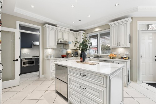 7371 Manning Court, Richmond, BC - Indoor Photo Showing Kitchen With Upgraded Kitchen