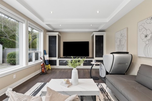 7371 Manning Court, Richmond, BC - Indoor Photo Showing Living Room