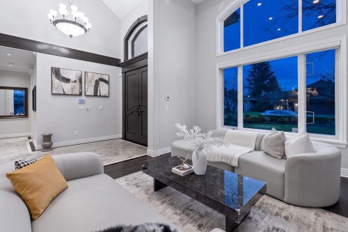 7371 Manning Court, Richmond, BC - Indoor Photo Showing Living Room