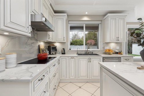 7371 Manning Court, Richmond, BC - Indoor Photo Showing Kitchen With Upgraded Kitchen
