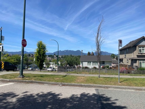 3305 Worthington Drive, Vancouver, BC - Outdoor