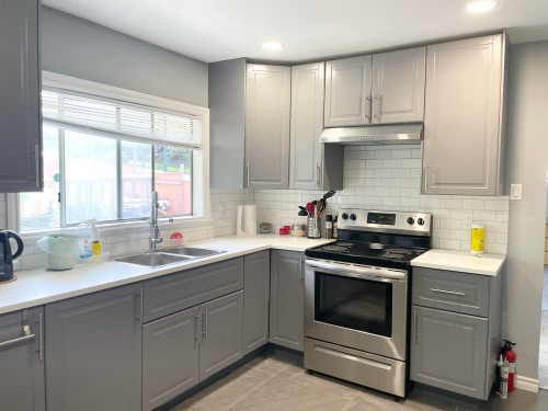 3305 Worthington Drive, Vancouver, BC - Indoor Photo Showing Kitchen With Double Sink With Upgraded Kitchen