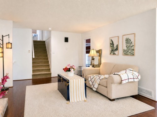9560 Glendower Drive, Richmond, BC - Indoor Photo Showing Living Room
