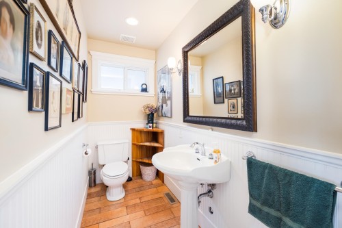 4337 15Th Avenue W, Vancouver, BC - Indoor Photo Showing Bathroom