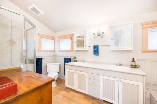 4337 15Th Avenue W, Vancouver, BC - Indoor Photo Showing Bathroom