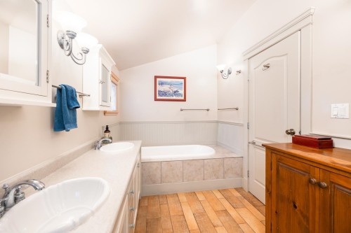 4337 15Th Avenue W, Vancouver, BC - Indoor Photo Showing Bathroom